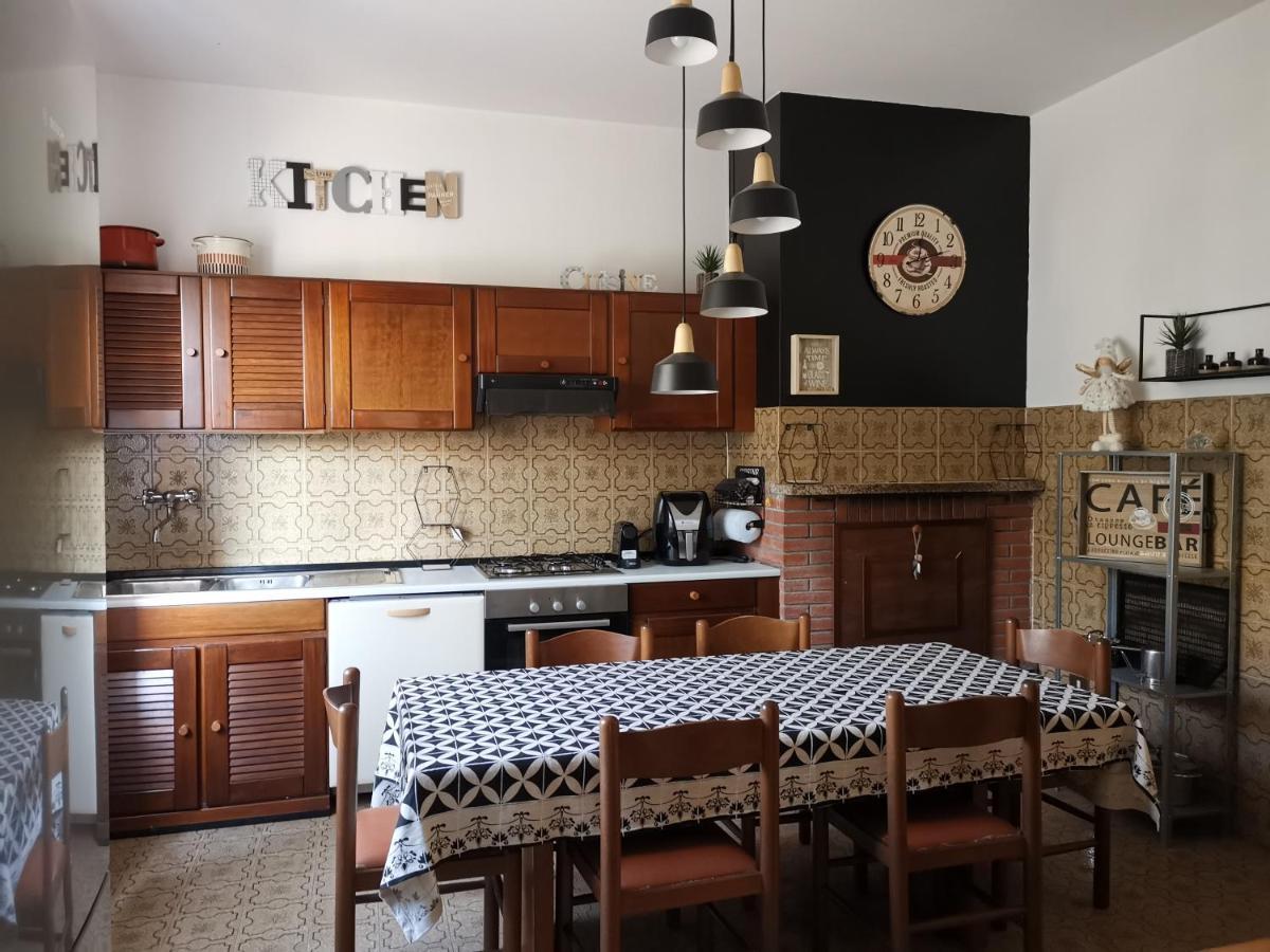 Villa Flora Affittacamere Luni Eksteriør billede