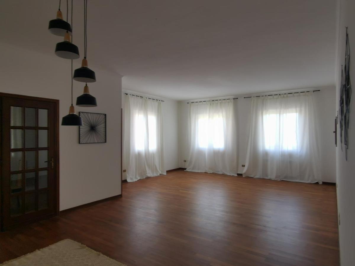 Villa Flora Affittacamere Luni Eksteriør billede